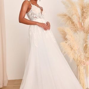Never worn Lulus wedding dress! Absolutely gorgeous it just doesn’t fit me.